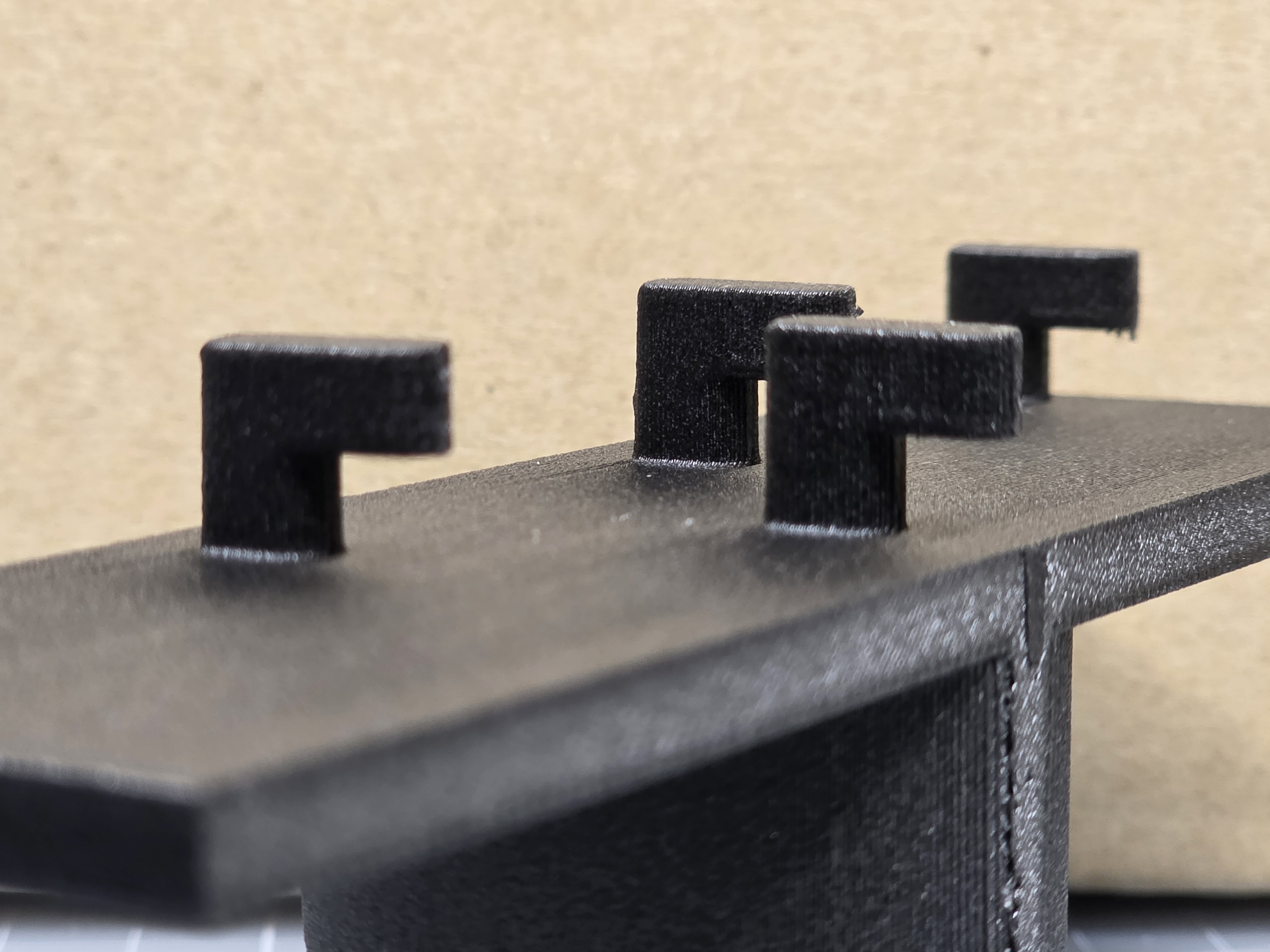 후크 디테일 — CF 소재의 매트 질감과 힘을 받는 후크 뿌리